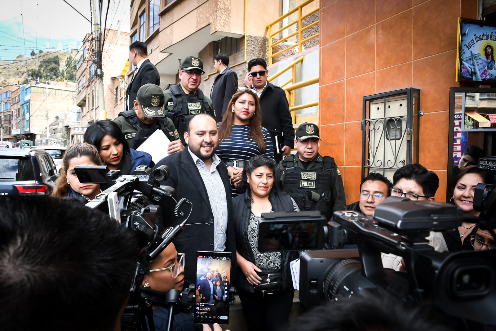 𝗠𝗶𝗻𝗶𝘀𝘁𝗲𝗿𝗶𝗼 𝗱𝗲 𝗚𝗼𝗯𝗶𝗲𝗿𝗻𝗼 𝗿𝗲𝗳𝘂𝗲𝗿𝘇𝗮 𝘀𝗲𝗴𝘂𝗿𝗶𝗱𝗮𝗱 𝗲𝗻 𝗖𝗼𝘁𝗮𝗵𝘂𝗺𝗮 𝘁𝗿𝗮𝘀 𝗵𝗮𝗹𝗹𝗮𝘇𝗴𝗼 𝗱𝗲 𝘂𝗻 𝗰𝘂𝗲𝗿𝗽𝗼