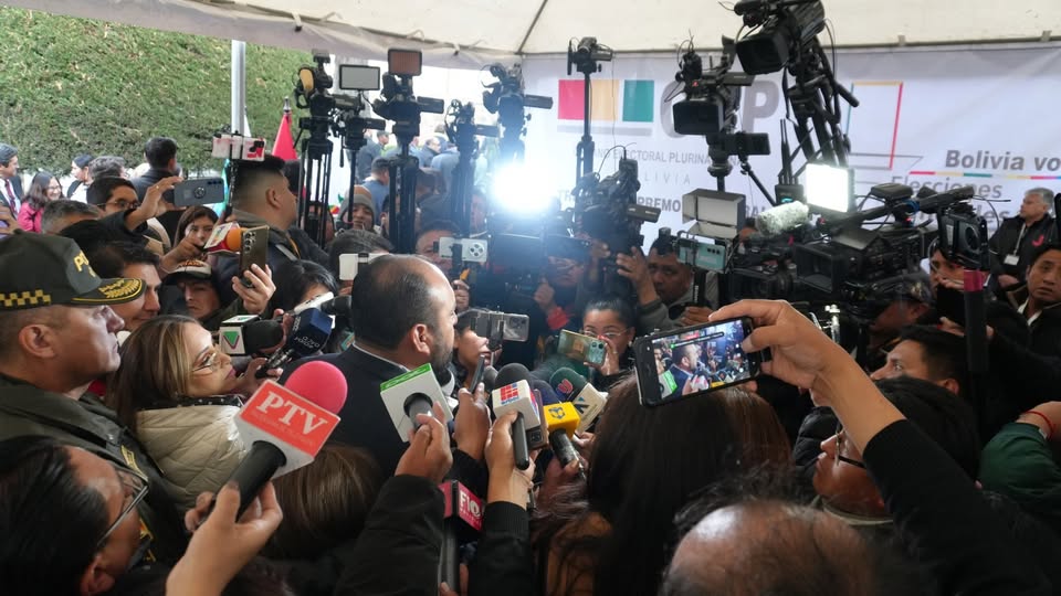 𝗠𝗶𝗻𝗶𝘀𝘁𝗿𝗼 𝗥í𝗼𝘀 𝗿𝗮𝘁𝗶𝗳𝗶𝗰𝗮 𝗲𝗹 𝗱𝗲𝘀𝗽𝗹𝗶𝗲𝗴𝘂𝗲 𝗱𝗲 𝗺á𝘀 𝗱𝗲 𝟮𝟳 𝗺𝗶𝗹 𝗽𝗼𝗹𝗶𝗰í𝗮𝘀 𝗽𝗮𝗿𝗮 𝗴𝗮𝗿𝗮𝗻𝘁𝗶𝘇𝗮𝗿 𝗹𝗮 𝘀𝗲𝗴𝘂𝗻𝗱𝗮 𝘃𝘂𝗲𝗹𝘁𝗮 𝗲𝗹𝗲𝗰𝘁𝗼𝗿𝗮𝗹