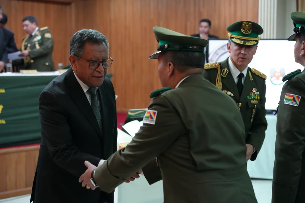 𝗠𝗶𝗻𝗶𝘀𝘁𝗿𝗼 𝗱𝗲 𝗚𝗼𝗯𝗶𝗲𝗿𝗻𝗼 𝗽𝗼𝘀𝗲𝘀𝗶𝗼𝗻𝗮 𝗮𝗹 𝗻𝘂𝗲𝘃𝗼 𝗘𝘀𝘁𝗮𝗱𝗼 𝗠𝗮𝘆𝗼𝗿 𝗱𝗲 𝗹𝗮 𝗣𝗼𝗹𝗶𝗰𝗶́𝗮 𝗕𝗼𝗹𝗶𝘃𝗶𝗮𝗻𝗮 𝗺𝗮𝗿𝗰𝗮𝗻𝗱𝗼 𝗹𝗮 𝗿𝗲𝗰𝗼𝗻𝘀𝘁𝗿𝘂𝗰𝗰𝗶𝗼́𝗻 𝗶𝗻𝘀𝘁𝗶𝘁𝘂𝗰𝗶𝗼𝗻𝗮𝗹