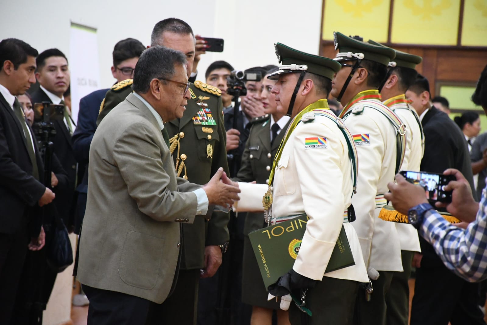 𝗠𝗶𝗻𝗶𝘀𝘁𝗿𝗼 𝗢𝘃𝗶𝗲𝗱𝗼 𝗽𝗮𝗿𝘁𝗶𝗰𝗶𝗽𝗮 𝗱𝗲𝗹 𝗔𝗰𝘁𝗼 𝗱𝗲 𝗘𝗴𝗿𝗲𝘀𝗼 𝗱𝗲 𝗹𝗮 𝗘𝘀𝗰𝘂𝗲𝗹𝗮 𝗦𝘂𝗽𝗲𝗿𝗶𝗼𝗿 𝗱𝗲 𝗣𝗼𝗹𝗶𝗰𝗶́𝗮𝘀 𝘆 𝗱𝗶𝘀𝗽𝗼𝗻𝗲 𝗾𝘂𝗲 𝗹𝗼𝘀 𝗺𝗲𝗺𝗼𝗿𝗮́𝗻𝗱𝘂𝗺𝘀 𝗱𝗲 𝗱𝗲𝘀𝘁𝗶𝗻𝗼 𝘀𝗲𝗮𝗻 𝗲𝗻𝘁𝗿𝗲𝗴𝗮𝗱𝗼𝘀 𝗲𝗻 𝗹𝗼𝘀 𝗹𝘂𝗴𝗮𝗿𝗲𝘀 𝗱𝗲 𝗮𝘀𝗶𝗴𝗻𝗮𝗰𝗶𝗼́𝗻