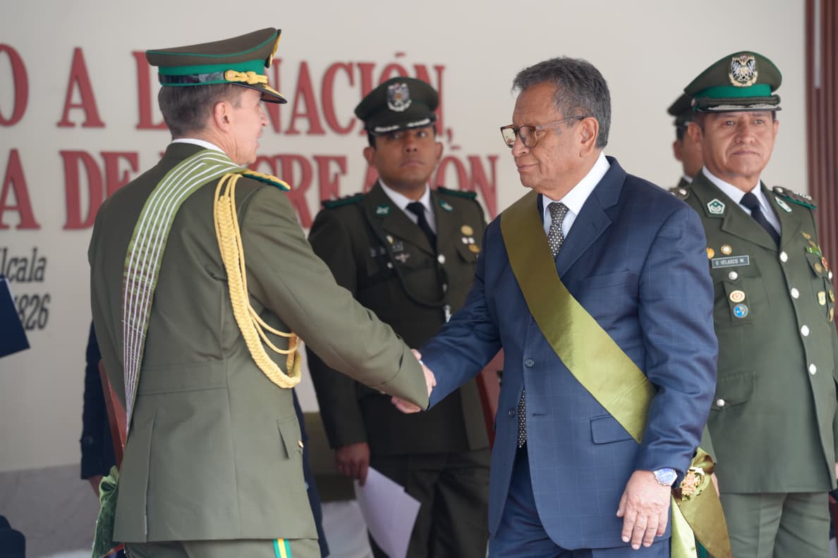 𝗠𝗶𝗻𝗶𝘀𝘁𝗿𝗼 𝗱𝗲 𝗚𝗼𝗯𝗶𝗲𝗿𝗻𝗼 𝗱𝗲𝘀𝘁𝗮𝗰𝗮 𝗹𝗮 𝗿𝗲𝗰𝘂𝗽𝗲𝗿𝗮𝗰𝗶𝗼́𝗻 𝗱𝗲 𝗹𝗮 𝗶𝗻𝘀𝘁𝗶𝘁𝘂𝗰𝗶𝗼𝗻𝗮𝗹𝗶𝗱𝗮𝗱 𝗲𝗻 𝗹𝗮 𝗣𝗼𝗹𝗶𝗰𝗶́𝗮 𝗕𝗼𝗹𝗶𝘃𝗶𝗮𝗻𝗮 𝗲𝗻 𝗲𝗹 𝗮𝗰𝘁𝗼 𝗱𝗲 𝗿𝗲𝗰𝗼𝗻𝗼𝗰𝗶𝗺𝗶𝗲𝗻𝘁𝗼 𝗱𝗲𝗹 𝗻𝘂𝗲𝘃𝗼 𝗖𝗼𝗺𝗮𝗻𝗱𝗮𝗻𝘁𝗲 𝗚𝗲𝗻𝗲𝗿𝗮𝗹