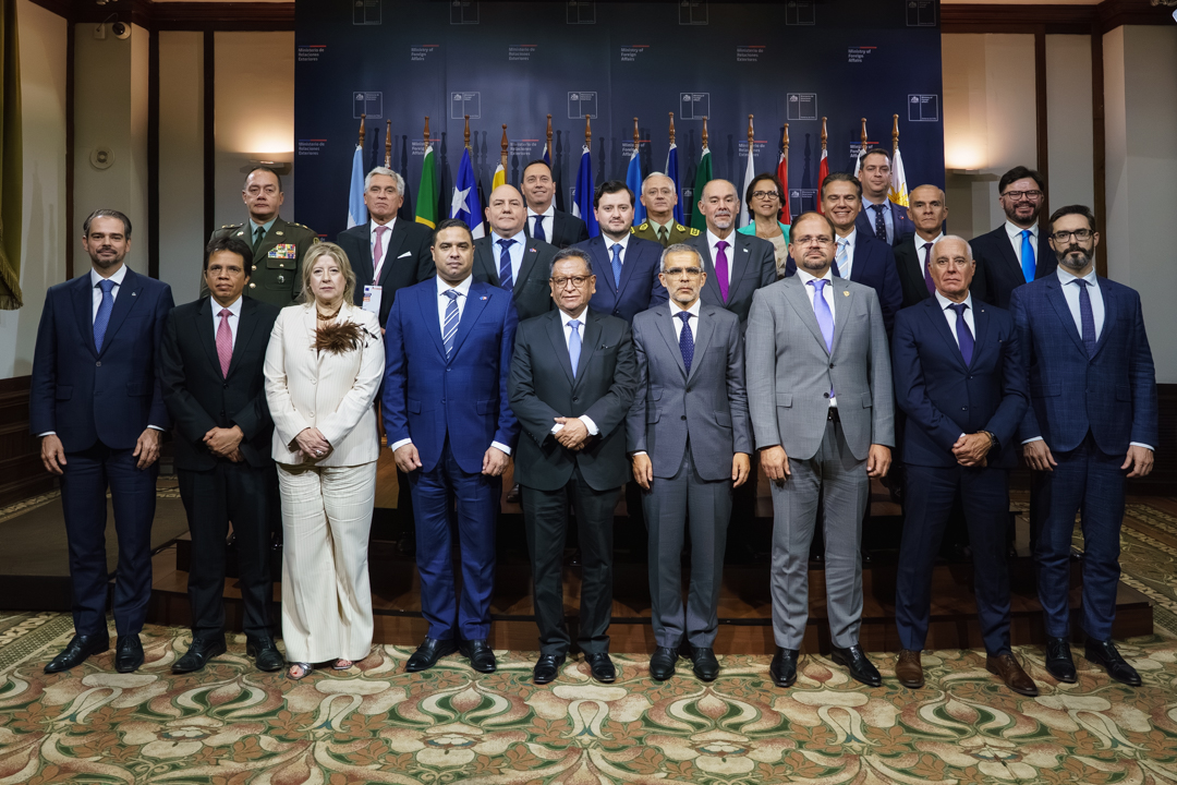 𝗕𝗼𝗹𝗶𝘃𝗶𝗮 𝘁𝗼𝗺𝗮 𝗹𝗮 𝗣𝗿𝗲𝘀𝗶𝗱𝗲𝗻𝗰𝗶𝗮 𝗱𝗲𝗹 𝗖𝗟𝗔𝗦𝗜 𝗰𝗼𝗻 𝘂𝗻𝗮 𝗮𝗴𝗲𝗻𝗱𝗮 𝗳𝗶𝗿𝗺𝗲 𝗰𝗼𝗻𝘁𝗿𝗮 𝗲𝗹 𝗰𝗿𝗶𝗺𝗲𝗻 𝗼𝗿𝗴𝗮𝗻𝗶𝘇𝗮𝗱𝗼 𝘁𝗿𝗮𝗻𝘀𝗻𝗮𝗰𝗶𝗼𝗻𝗮𝗹