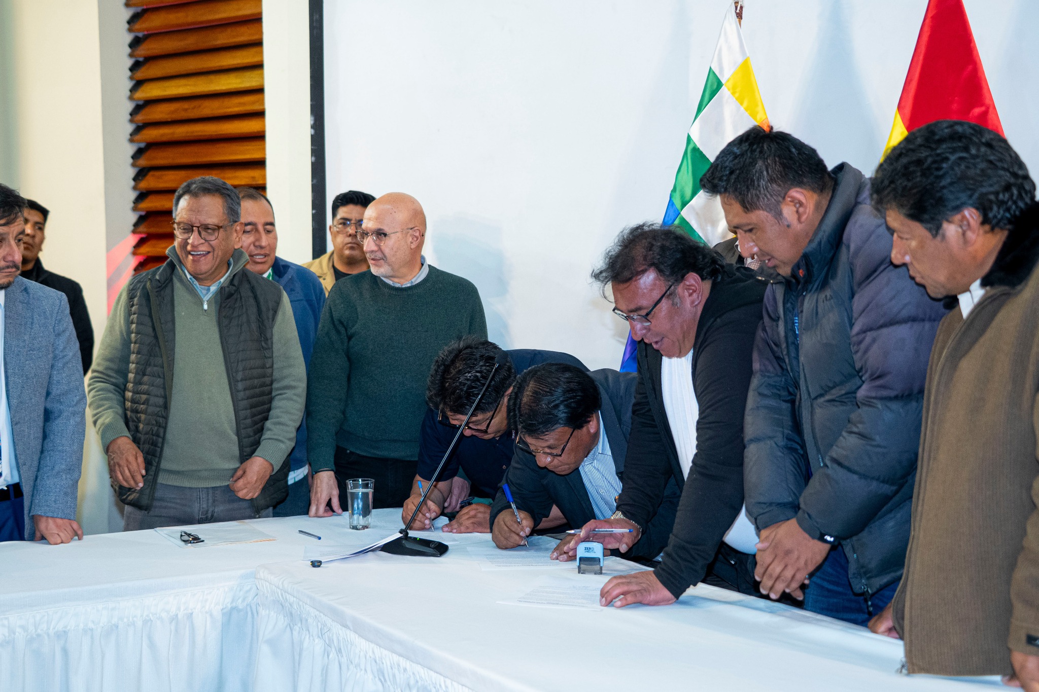 𝗠𝗲𝘀𝗮 𝗱𝗲 𝗱𝗶𝗮́𝗹𝗼𝗴𝗼 𝗹𝗶𝗱𝗲𝗿𝗮𝗱𝗮 𝗽𝗼𝗿 𝗲𝗹 𝗺𝗶𝗻𝗶𝘀𝘁𝗿𝗼 𝗢𝘃𝗶𝗲𝗱𝗼 𝗰𝗼𝗻𝘀𝗼𝗹𝗶𝗱𝗮 𝗮𝗰𝘂𝗲𝗿𝗱𝗼𝘀 𝗰𝗼𝗻 𝗰𝗵𝗼𝗳𝗲𝗿𝗲𝘀 𝘆 𝗹𝗼𝗴𝗿𝗮 𝗹𝗮 𝘀𝘂𝘀𝗽𝗲𝗻𝘀𝗶𝗼́𝗻 𝗱𝗲𝗹 𝗽𝗮𝗿𝗼