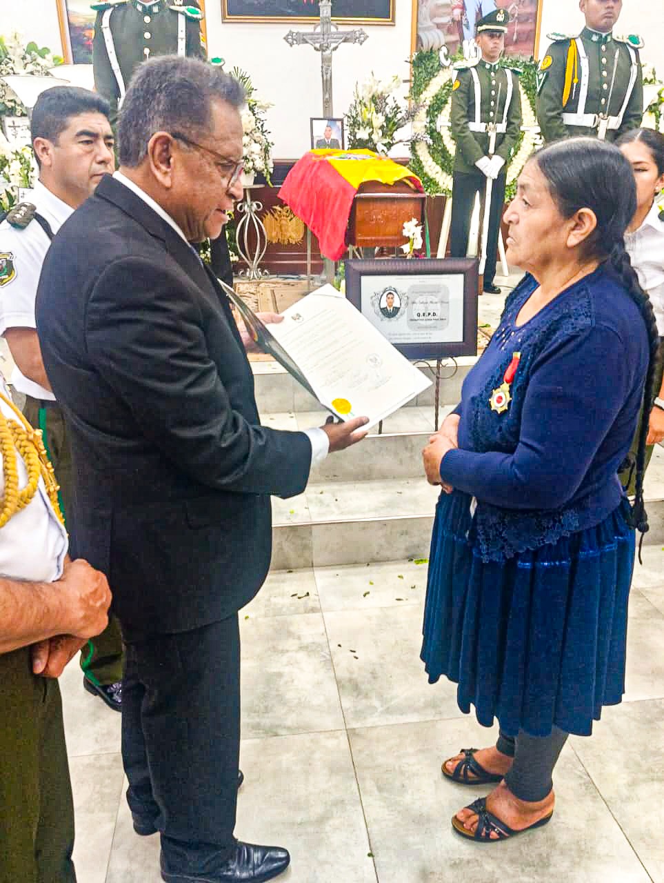 𝐌𝐢𝐧𝐢𝐬𝐭𝐫𝐨 𝐝𝐞 𝐆𝐨𝐛𝐢𝐞𝐫𝐧𝐨 𝐫𝐢𝐧𝐝𝐞 𝐡𝐨𝐦𝐞𝐧𝐚𝐣𝐞 𝐩𝐨́𝐬𝐭𝐮𝐦𝐨 𝐚𝐥 𝐬𝐮𝐛𝐭𝐞𝐧𝐢𝐞𝐧𝐭𝐞 𝐘𝐞𝐫𝐬𝐨𝐧 𝐒𝐚𝐥𝐚𝐳𝐚𝐫 𝐲 𝐚𝐧𝐮𝐧𝐜𝐢𝐚 𝐥𝐚 𝐢𝐧𝐬𝐭𝐚𝐥𝐚𝐜𝐢𝐨́𝐧 𝐝𝐞 𝐮𝐧𝐚 𝐨𝐟𝐢𝐜𝐢𝐧𝐚 𝐩𝐞𝐫𝐦𝐚𝐧𝐞𝐧𝐭𝐞 𝐝𝐞 𝐥𝐚 𝐏𝐨𝐥𝐢𝐜𝐢́𝐚 𝐅𝐞𝐝𝐞𝐫𝐚𝐥 𝐞𝐧 𝐁𝐨𝐥𝐢𝐯𝐢𝐚.