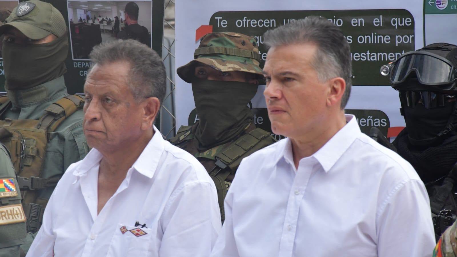Ministro de Gobierno , Marco Antonio Oviedo y el Ministro de Defensa, Ernesto Justiniano.